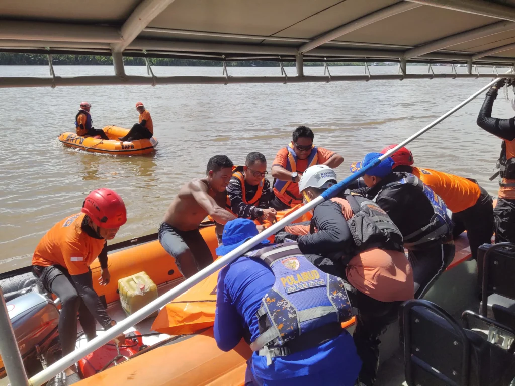 Tim SAR mengevakuasi korban kebakaran kapal di Sungai Pawan Ketapang