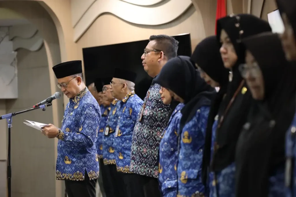Wali Kota Pontianak Edi Rusdi Kamtono membacakan sambutan Menteri Pendidikan pada upacara peringatan Hardiknas 2026.