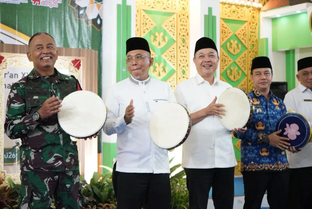 Sekretaris Daerah Kota Pontianak Amirullah menabuh rebana menandai dimulainya MTQ ke-34 Tingkat Kecamatan Pontianak Tenggara.