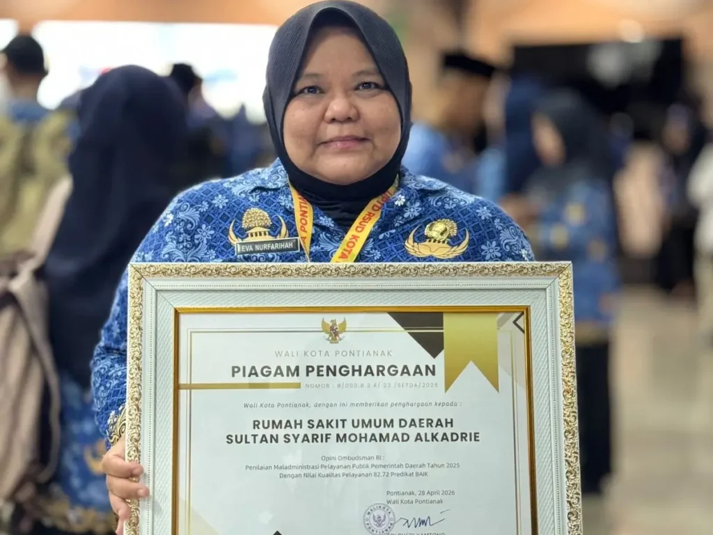 Direktur RSUD SSMA Kota Pontianak Eva Nurfarihah saat menerima piagam penghargaan dari Ombudsman RI.