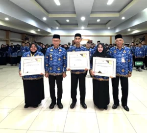Direktur RSUD SSMA Kota Pontianak Eva Nurfarihah saat menerima piagam penghargaan dari Ombudsman RI.