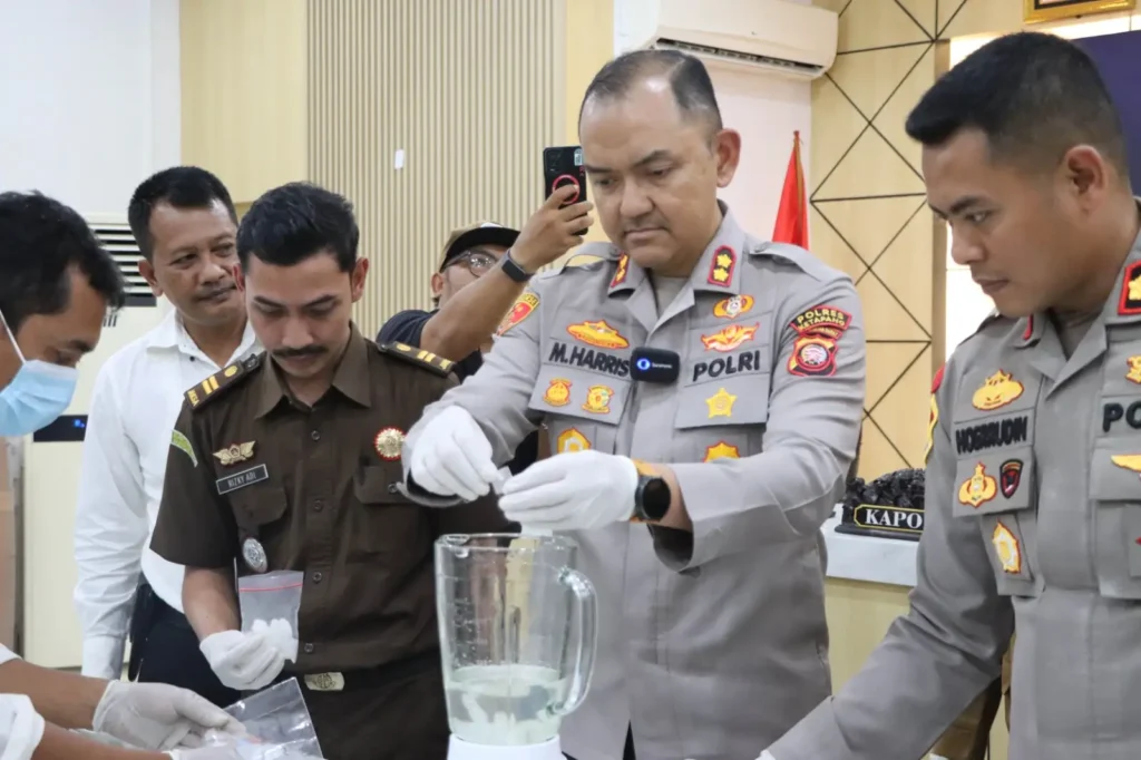 Kapolres Ketapang rilis pengungkapan 32 kasus narkoba dengan 53 tersangka.