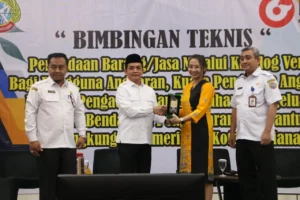 Wakil Wali Kota Pontianak Bahasan menyerahkan cenderamata kepada narasumber bimtek pengadan barang dan jasa melalui e-Katalog versi 6.