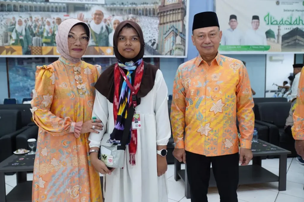 Aila Afifah (13), jemaah calon haji termuda asal Pontianak berfoto bersama Wali Kota Pontianak Edi Rusdi Kamtono.