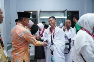 Wali Kota Pontianak Edi Rusdi Kamtono memberikan ucapan selamat jalan kepada para jemaah calon haji yang akan bertolak dari Embarkasi Batam menuju tanah suci.