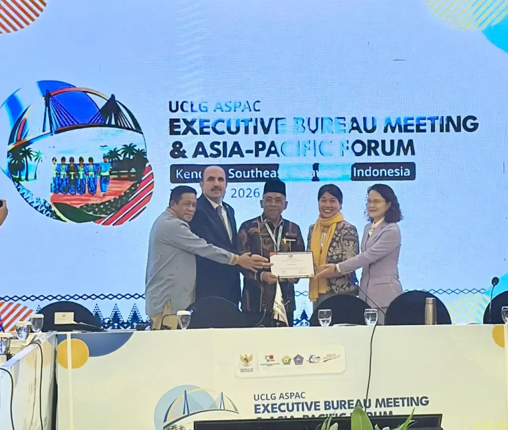 Penyerahan sertifikat keanggotan UCLG ASPAC kepada Pemerintah Kota Pontianak yang diterima Sekretaris Daerah Kota Pontianak Amirullah.