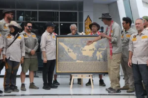 Peserta Kalimantan Tribute 2026 memaparkan rute  perjalanan di Pulau Kalimantan.