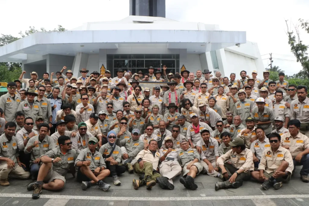 Peserta Kalimantan Tribute 2026 berfoto bersama di Tugu Khatulistiwa.