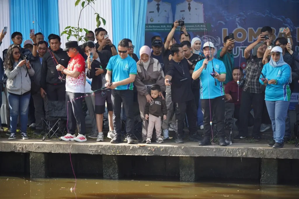 Wali Kota Pontianak Edi Rusdi Kamtono berbaur bersama peserta lomba mancing dalam rangka HUT Bank Kalbar ke-62.