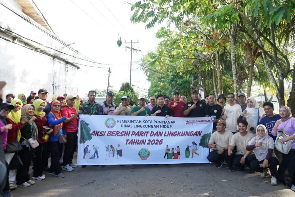 Dinas Lingkungan Hidup Kota Pontianak menggelar aksi bersih-bersih parit dan lingkungan di Pontianak Utara.