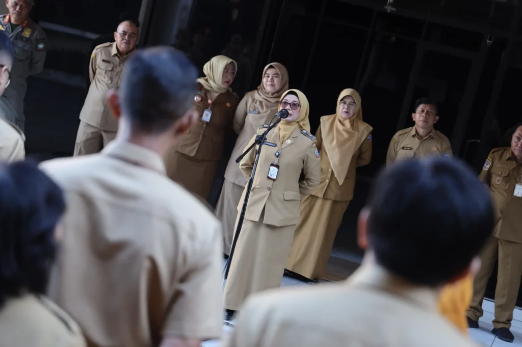 Inspektur Kota Pontianak Trisnawati memberikan arahan kepada ASN terkait tata kelola pemerintahan dan ketelitian administrasi OPD saat apel rutin di Kantor Wali Kota Pontianak.