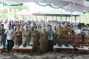 Wakil Wali Kota Pontianak Bahasan berfoto bersama pejabat, panitia dan peserta MTQ XXXIV tingkat Kecamatan Pontianak Selatan tahun 2026 di halaman Kantor Camat Pontianak Selatan, Senin (11/5/2026).