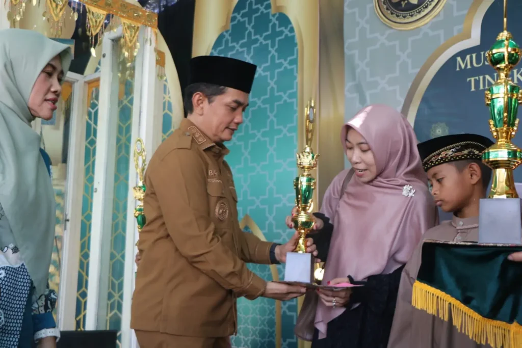 Wakil Wali Kota Pontianak Bahasan menyerahkan piala dan piagam penghargaan kepada salah satu pemenang MTQ XXXIV tingkat Kecamatan Pontianak Selatan di Halaman Kantor Camat Pontianak Selatan, Senin (11/5/2026).