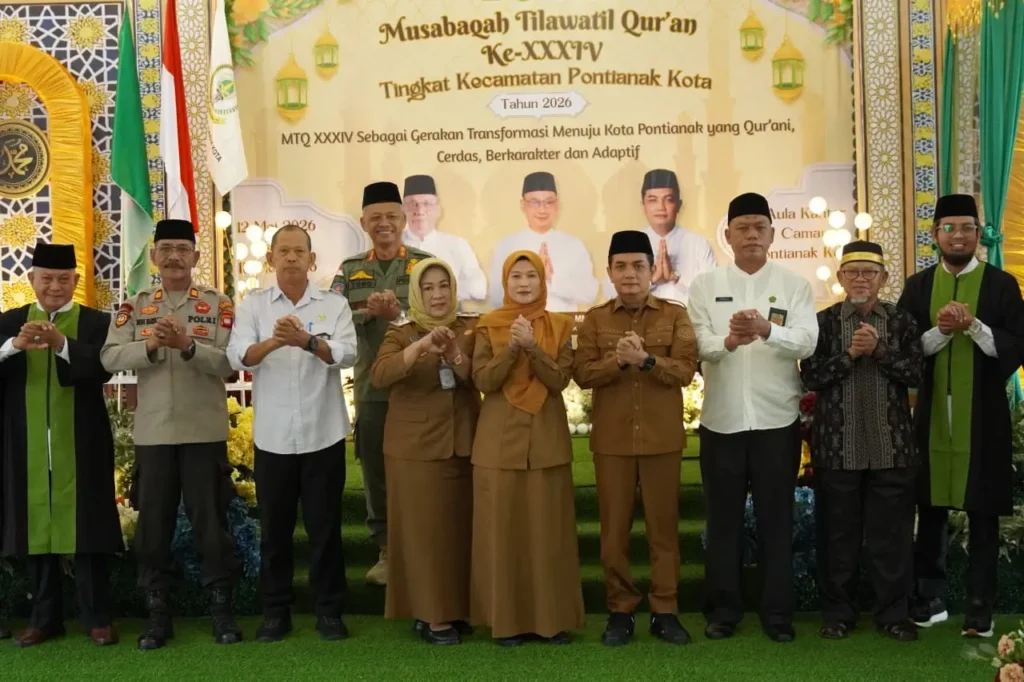Wakil Wali Kota Pontianak Bahasan berfoto bersama para tokoh masyarakat, agama dan Forkopimda usai pembukaan MTQ XXXIV tingkat Kecamatan Pontianak Kota di Aula Kantor Camat Pontianak Kota, Selasa (12/5/2026) pagi.