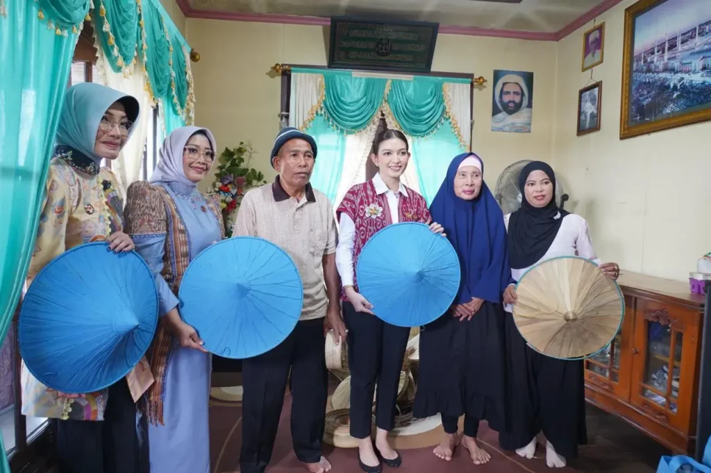 Selvi Ananda Gibran Rakabuming Raka bersama Ketua Dekranasda Pontianak Yanieta Arbiastutie dan Ketua Dekranasda Kalbar Erlina berbincang dengan Siti Jubaidah, salah satu pengrajin caping di rumahnya di Kampung Caping, Kelurahan Bansir Laut, Pontianak Tenggara, Selasa (12/5/2026).