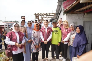 Selvi Ananda Gibran Rakabuming Raka bersama Ketua Dekranasda Pontianak Yanieta Arbiastutie, Ketua Dekranasda Kalbar Erlina dan sejumlah anggota Seruni KMP berfoto bersama warga Kampung Caping, Kelurahan Bansir Laut, Pontianak Tenggara, Selasa (12/5/2026).