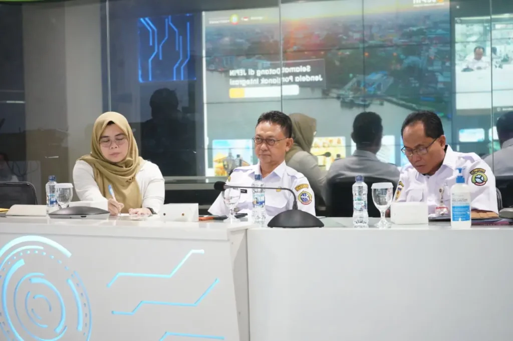 Wali Kota Pontianak Edi Rusdi Kamtono saat mengikuti Rembuk dan Bincang-bincang Otonomi Daerah dengan Kementerian Dalam Negeri secara daring di Pontive Center Kantor Wali Kota Pontianak, Rabu (13/5/2026).