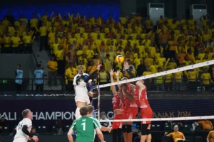 Para pemain Jakarta Bhayangkara Presisi dari Indonesia (merah) dan Zhaiyk dari Kazakhstan (putih) berjibaku meraih poin di pertandingan perdana AVC Men’s Volleyball Champions League di GOR Terpadu A Yani Pontianak, Rabu (13/5/2026) sore.
