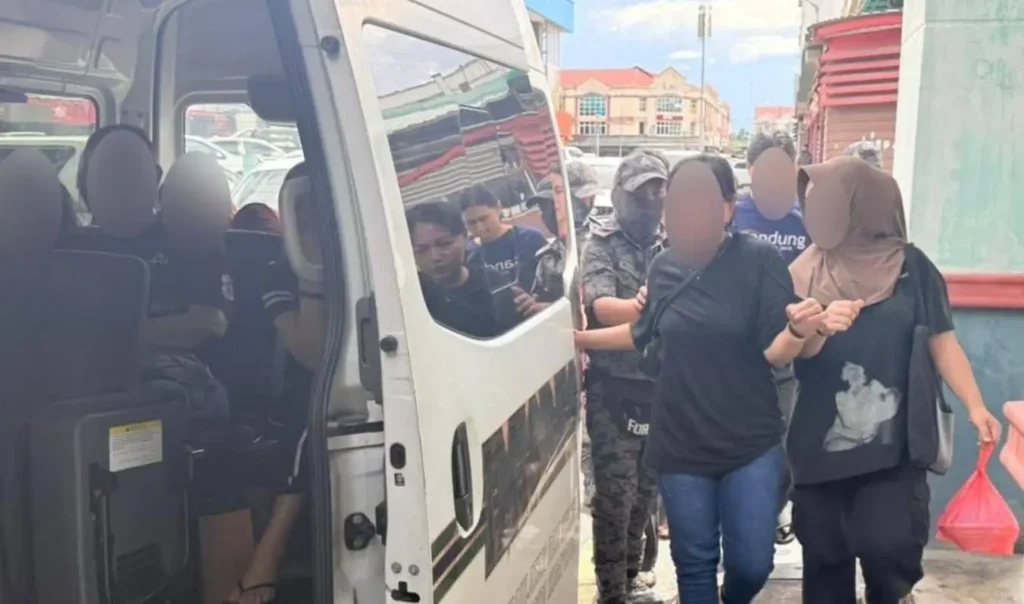 Petugas Imigrasi Malaysia melakukan razia rumah makan di Kuching dan menahan 18 pekerja Indonesia.