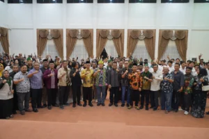 Wali Kota Pontianak Edi Rusdi Kamtono bersama tokoh HMI Nasional, Anas Urbaningrum dan jajaran HMI Kalbar dan Pontianak berfoto bersama usai penutupan Intermediate Training atau Latihan Kader II dan Latihan Khusus KOHATI tingkat Nasional HMI Cabang Pontianak 2026 di Aula Rumah Dinas Wali Kota Pontianak, Minggu (17/5/2026) malam.