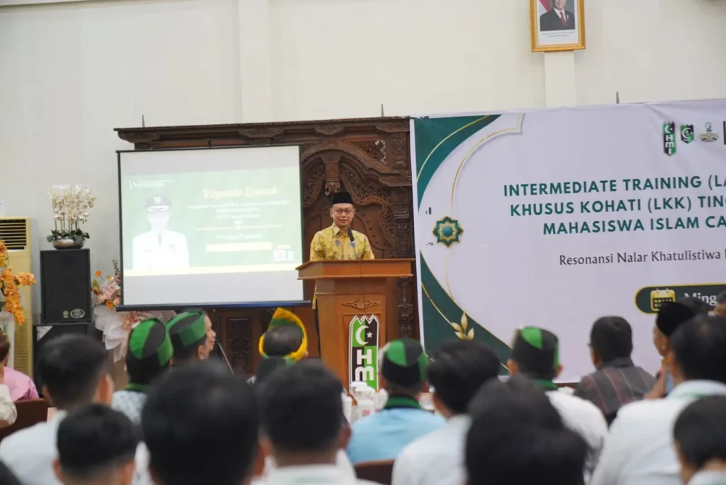 Wali Kota Pontianak Edi Rusdi Kamtono saat menjadi pembicara utama dalam penutupan Intermediate Training atau Latihan Kader II dan Latihan Khusus KOHATI tingkat Nasional HMI Cabang Pontianak 2026 di Aula Rumah Dinas Wali Kota Pontianak, Minggu (17/5/2026) malam.
