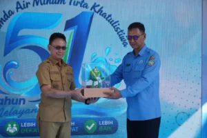 Wali Kota Pontianak Edi Rusdi Kamtono menerima miniatur "Si Pipo" maskot Perumda Tirta Khatulistiwa dari Dirut Abdullah yang diluncurkan dalam rangkaian HUT ke 51 Perumda Tirta Khatulistiwa di Halaman Kantor Perumda Tirta Khatulistiwa, Senin (18/5/2026) pagi.
