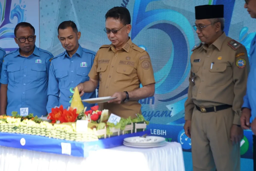 Wali Kota Pontianak Edi Rusdi Kamtono memotong tumpeng rasa syukur penanda 51 tahun Perumda Tirta Khatulistiwa di Halaman Kantor Perumda Tirta Khatulistiwa, Senin (18/5/2026) pagi.