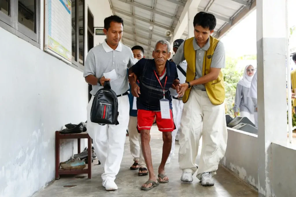 Bakti Sosial Kesehatan Umum Gratis oleh Sinarmas bersama Yayasan Buddha Tzu Chi Indonesia di Kecamatan Marau, Kabupaten Ketapang, Sabtu (16/5/2026), sebagai bentuk kepedulian terhadap kesehatan masyarakat melalui layanan pemeriksaan dan pengobatan gratis.