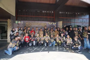 Wali Kota Pontianak Edi Rusdi Kamtono, Kaposlresta Pontianak Kombes. Pol. Endang Tri Purwanto dan sejumlah mitra berfoto bersama peserta MBCI Rally 3rd sesaat sebelum memulai touring di halaman Kantor Wali Kota Pontianak, Selasa (19/5/2026) pagi.