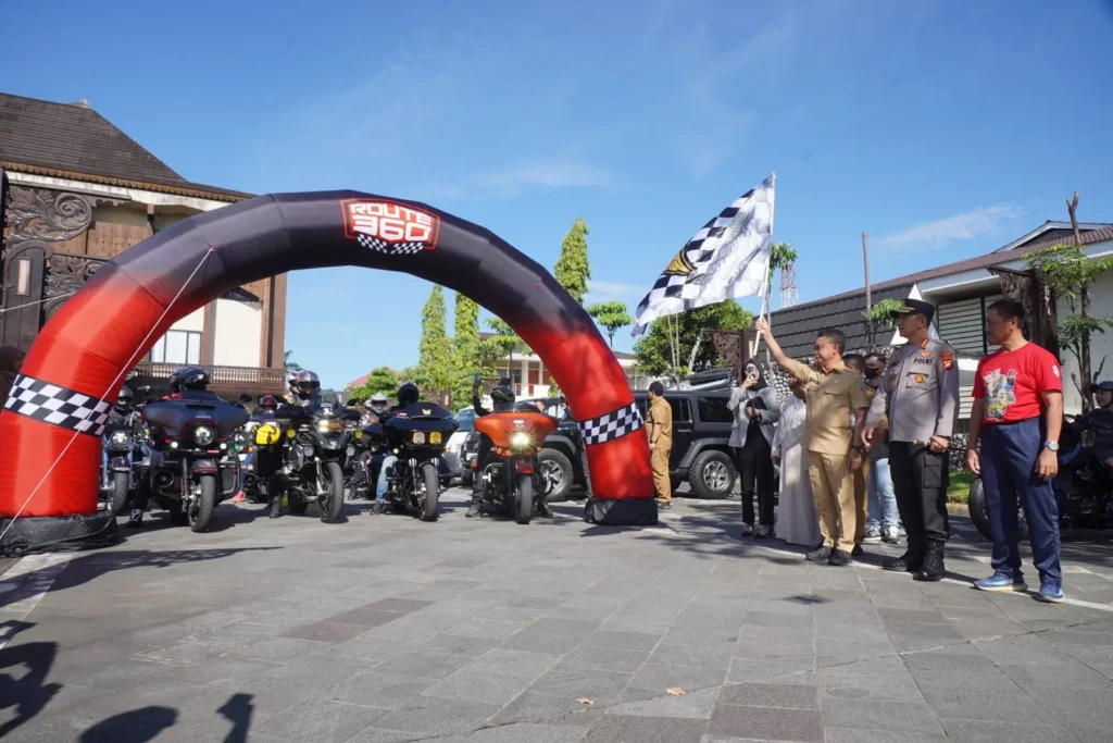 Wali Kota Pontianak Edi Rusdi Kamtono melepas peserta MBCI Rally 3rd dari halaman Kantor Wali Kota Pontianak menuju sejumlah daerah di Malaysia dan Brunei Darussalam, Selasa (19/5/2026) pagi.