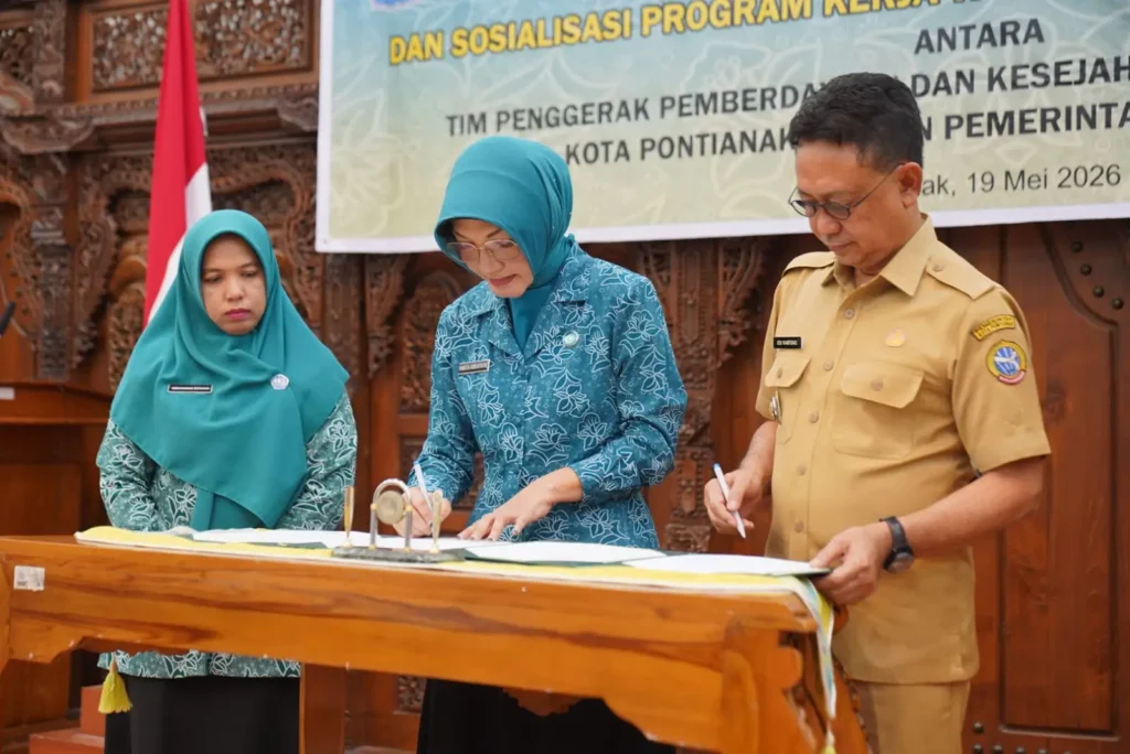 Wali Kota Pontianak Edi Rusdi Kamtono dan Ketua TP PKK Pontianak Yanieta Arbiastutie menandatangani Nota Kesepahaman Bersama untuk menunjang kolaborasi kedua belah pihak di Aula Rumah Dinas Wali Kota Pontianak, Selasa (19/5/2026) siang.
