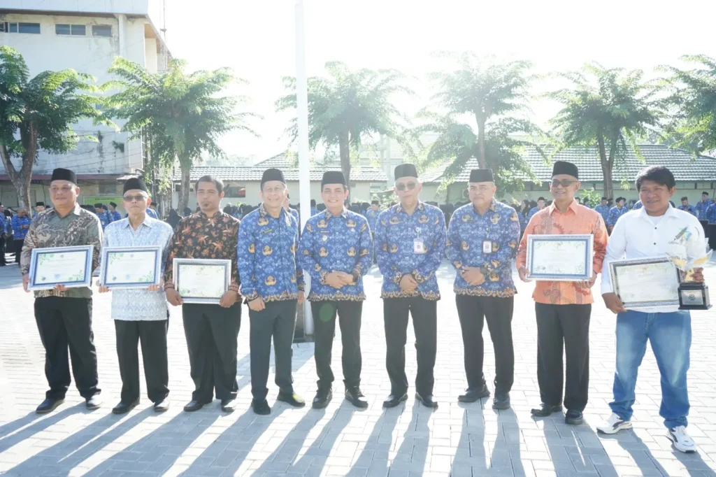 Foto bersama Wakil Wali Kota Pontianak Bahasan bersama perwakilan lima kampung iklim Pontianak yang mendapat penghargaan dari Kementerian Lingkungan Hidup usai Apel Hari Kebangkitan Nasional di Halaman Kantor Wali Kota Pontianak, Rabu (20/5/2026).