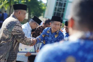 Plh Kepala Dinas Lingkungan Hidup Pontianak, M Yamin menyerahkan penghargaan dari Kementerian Lingkungan Hidup kepada perwakilan Proklim RW 10 Pal Lima usai Apel Hari Kebangkitan Nasional di Halaman Kantor Wali Kota Pontianak, Rabu (20/5/2026).