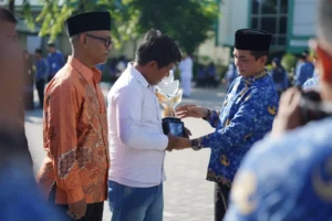 Wakil Wali Kota Pontianak menyerahkan Penghargaan Proklim Utama Trophy kepada perwakilan Kampung Gambut usai Apel Hari Kebangkitan Nasional di Halaman Kantor Wali Kota Pontianak, Rabu (20/5/2026).
