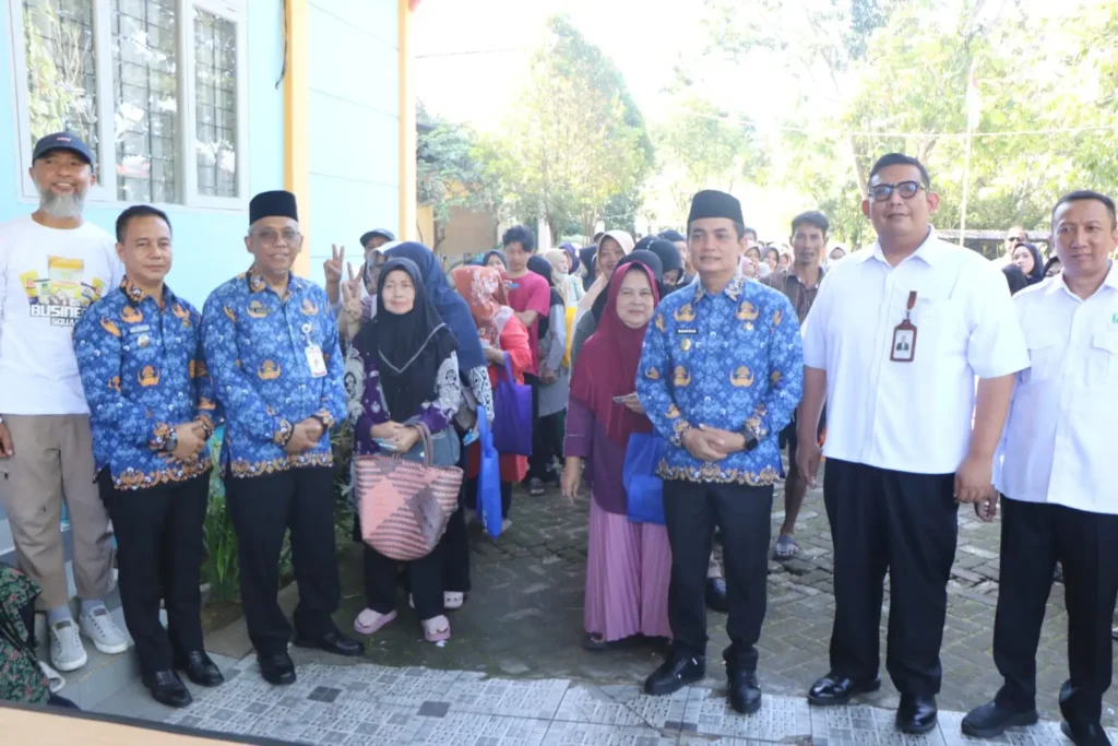 Wakil Wali Kota Pontianak Bahasan membuka Operasi Pasar Murah Jelang Iduladha di Halaman Kantor Camat Tenggara, Rabu (20/5/2026).