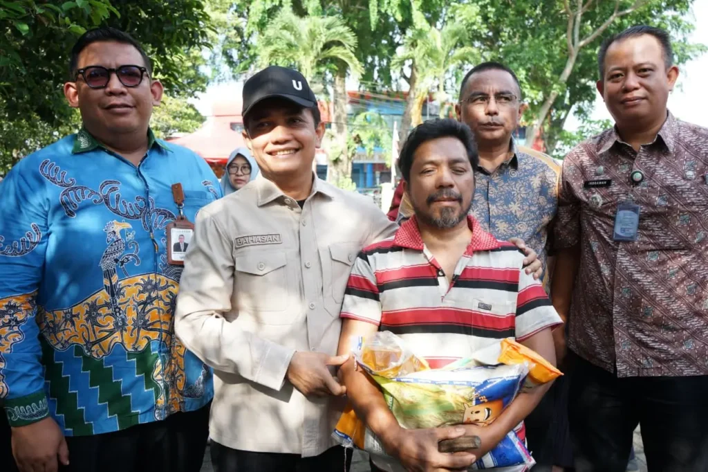 Wakil Wali Kota Pontianak Bahasan menyerahkan secara simbolis paket sembako pada Operasi Pasar Murah di Pontianak Utara.