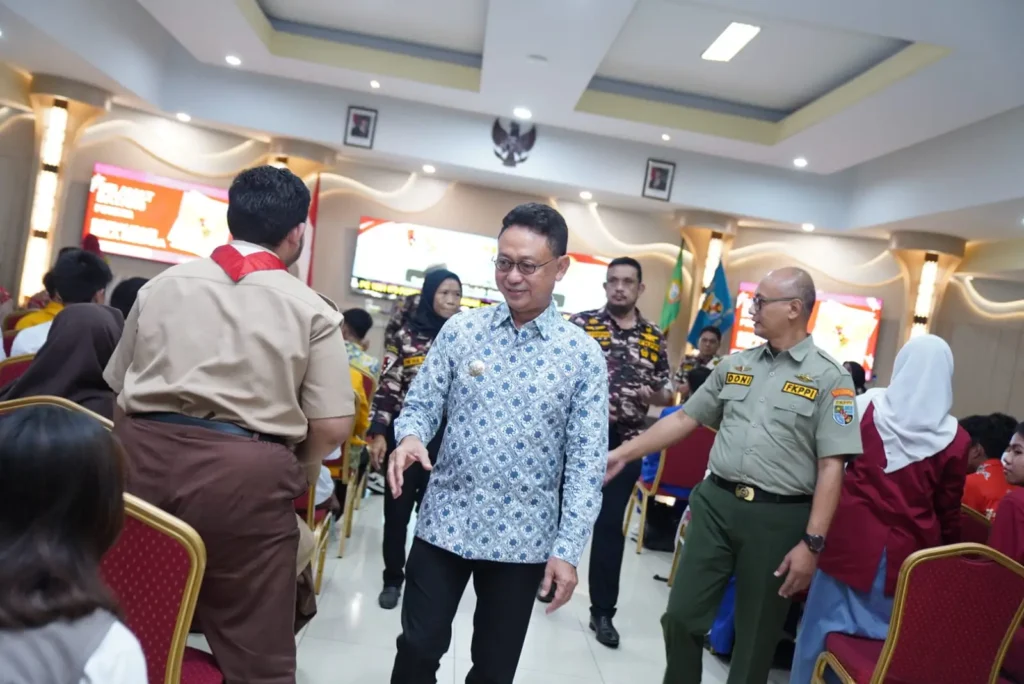 Wali Kota Pontianak Edi Rusdi Kamtono berjabat tangan dengan peserta Sosialisasi Bela Negara.