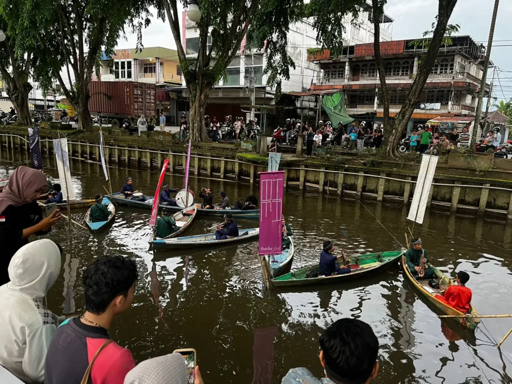 Penampilan Grup Tanjidor Sumber Rezeki di atas sampan saat Habe Fest 2026 di Sungai Jawi Pontianak.