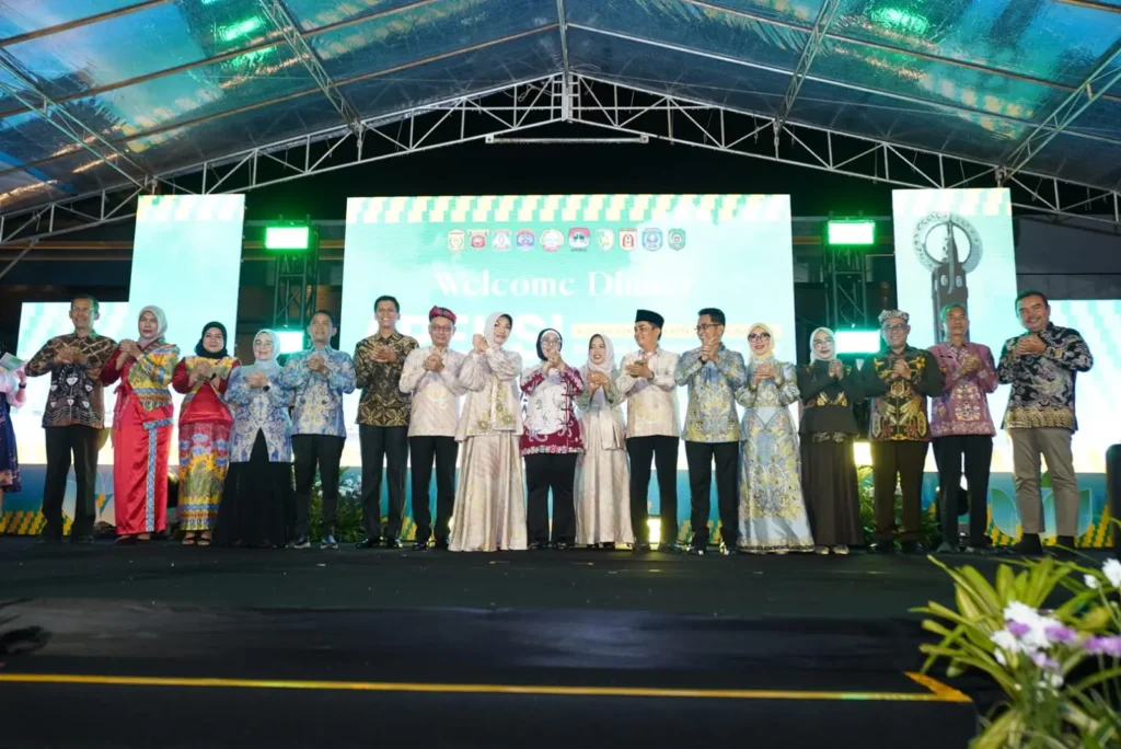 Para Wali Kota maupun yang mewakili Pemerintah Kota hadir pada jamuan makan malam dalam rangka Raker Komwil V Asosiasi Pemerintah Kota Seluruh Indonesia (APEKSI) Regional Kalimantan 2026 di Kota Pontianak.