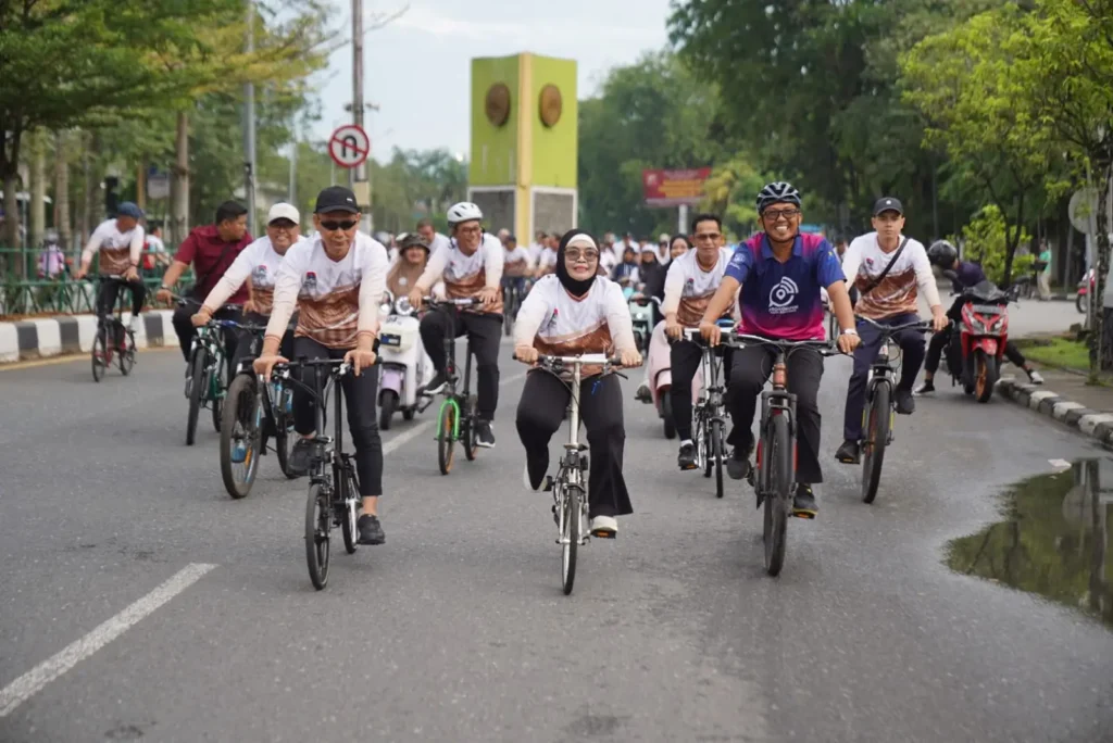 Rombongan Wali Kota se-Kalimantan peserta Raker Komwil V APEKSI Regional Kalimantan gowes bareng berkeliling mengitari Kota Pontianak.