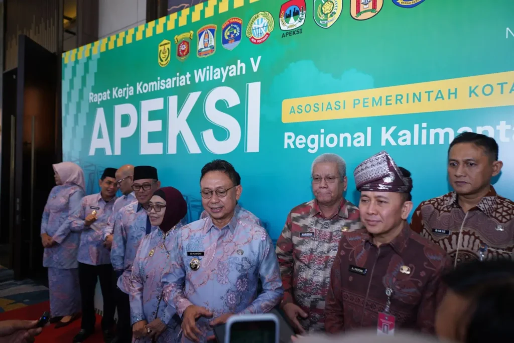 Wali Kota Pontianak Edi Rusdi Kamtono yang juga selaku Ketua Komwil V APEKSI Regional Kalimantan saat diwawancarai awak media.