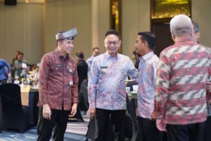 Wali Kota Pontianak Edi Rusdi Kamtono berbincang dengan Dirjen Bina Keuangan Daerah Kemendagri.