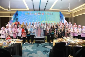 Para peserta Ladies Program APEKSI se-Kalimantan mengikuti pelatihan membuat pokok telok.