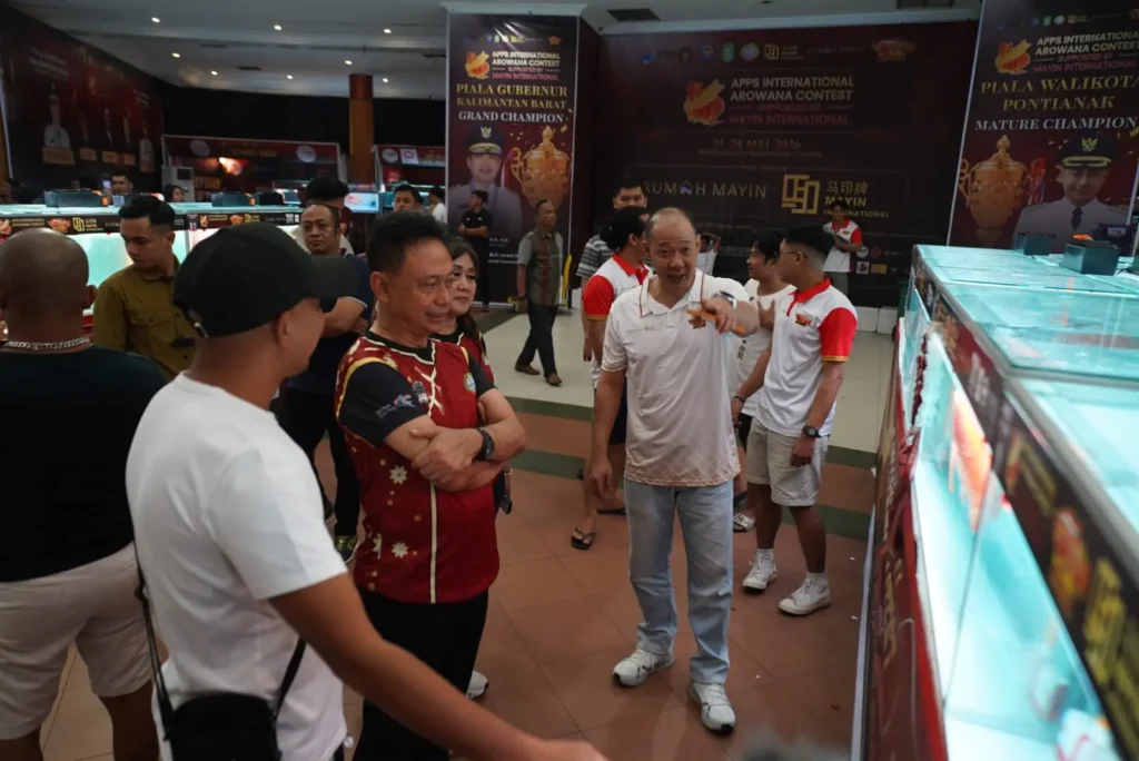 Wali Kota Pontianak Edi Rusdi Kamtono menyaksikan Ikan Arwana yang tampil pada Festival Oriental Khatulistiwa 2026 di PCC.