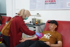 Wali Kota Pontianak Edi Rusdi Kamtono saat mendonorkan darahnya di HUT ke-54 PMI Kota Pontianak.