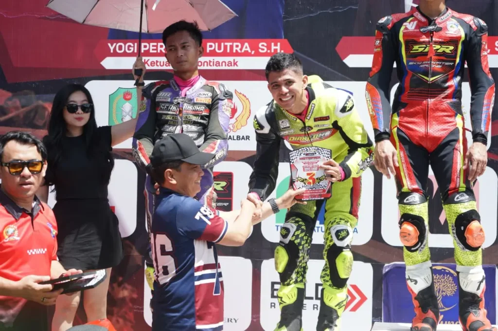 Wakil Wali Kota Pontianak Bahasan menyerahkan trofi kepada para juara balap motor Kejurprov Seri 1 Kalbar 2026.