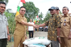 Wali Kota Pontianak Edi Rusdi Kamtono menyerahkan bantuan pupuk kepada Ketua Kelompok Tani Flora Sumber Lestari, Abdul Hamid.