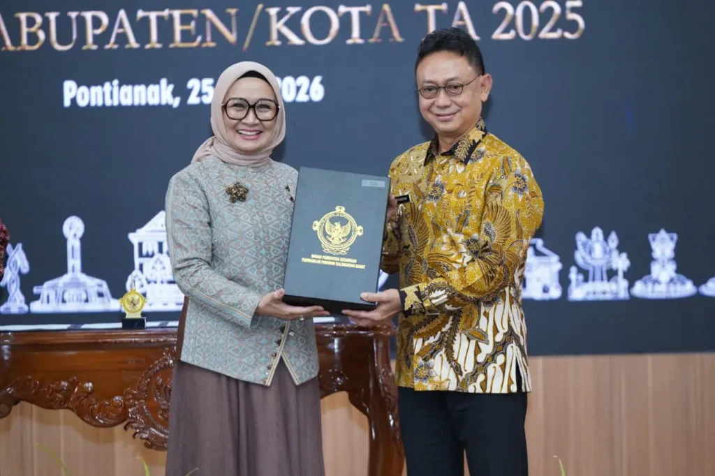 Kepala BPK Perwakilan Provinsi Kalbar, Sri Haryati menyerahkan laporan hasil pemeriksaan atas laporan keuangan pemerintah daerah kepada Wali Kota Pontianak Edi Rusdi Kamtono.