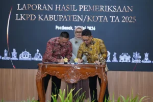 Wali Kota Pontianak Edi Rusdi Kamtono dan Ketua DPRD Kota Pontianak Satarudin, menandatangani berita acara laporan hasil pemeriksaan keuangan atas laporan keuangan pemerintah daerah.