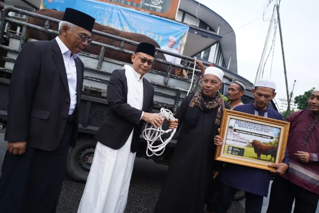 Wali Kota Pontianak Edi Rusdi Kamtono menyerahkan secara simbolis satu ekor sapi jenis limosin dari Presiden RI kepada pengurus Masjid Baiturrahman Kecamatan Pontianak Utara, Syarif Muhammad Alkadrie.